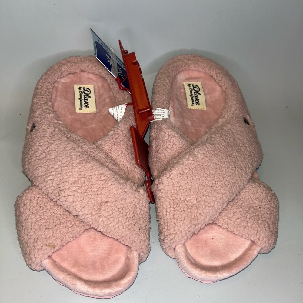 NWT Dluxe Dearfoam memory foam slippers